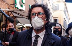 Secondo scrutinio: pioggia di schede bianche. Il centrodestra fa tre nomi, no dal centrosinistra. 