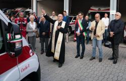Il Sindaco Michele Guerra in visita alla sede della Cri. Inaugurati due nuovi mezzi di soccorso - Foto