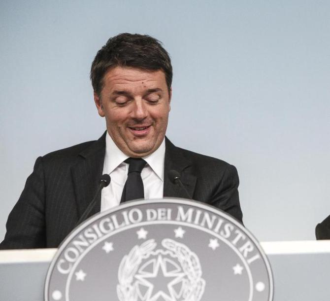 Il presidente del Consiglio Matteo Renzi (s) e il ministro dell'Economia Pier Carlo Padoan (d) durante conferenza stampa al termine della riunione Co