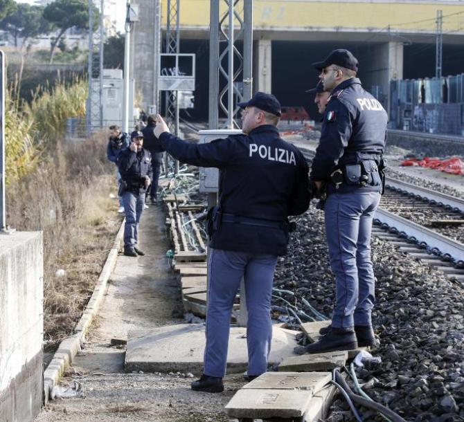La Polizia sul luogo in cui e' stato ritrovato il corpo di Zhang Yao, la studentessa cinese di 20 anni sparita nel nulla lunedi' dopo essersi recata 