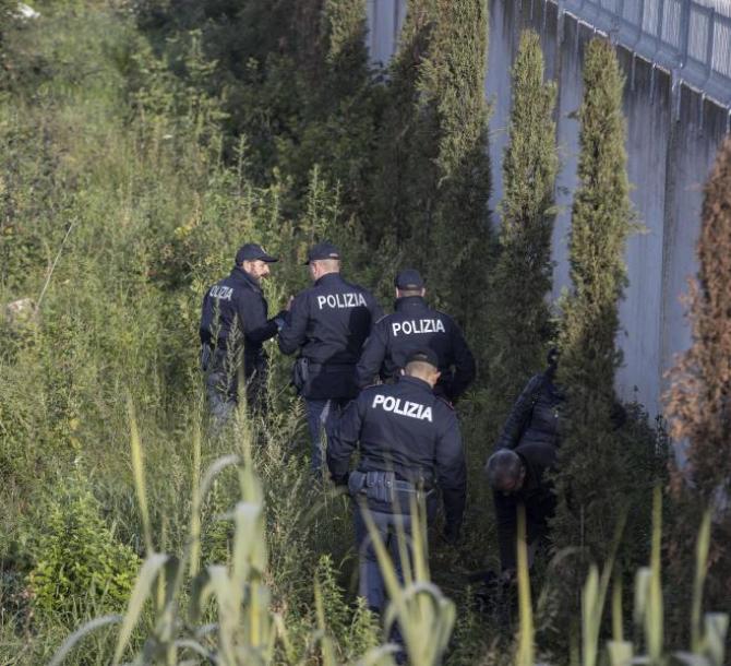 La Polizia sul luogo in cui e' stato ritrovato il corpo di Zhang Yao, la studentessa cinese di 20 anni sparita nel nulla lunedi' dopo essersi recata 