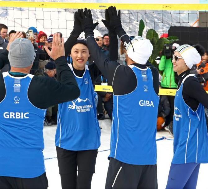 epa06523895 Beach Volleyball players (L-R) Vladimir Grbic of Serbia, Kim Yeon-Koung of South Korea, Giba of Brazil and Xue Chen of China celebrate du