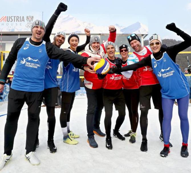 epa06523892 Beach Volleyball players (L-R) Vladimir Grbic of Serbia, Giba of Brazil, Kim Yeon-Koung of South Korea, unidentified, Emanuel Rego of Bra