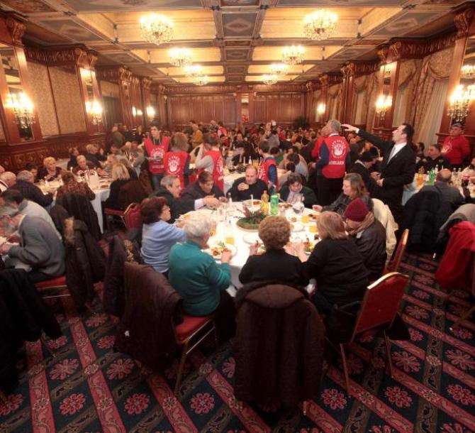  Il pranzo della Befana organizzato per i clochard milanesi all'Hotel Principe di Savoia. Milano, 6 gennaio 2016.  ANSA/MOURAD BALTI TOUATI