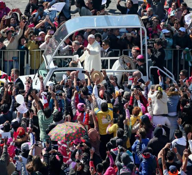 Papa Francesco tra la folla in plaza della Costitucion al termine dell'incontro con il presidente del Messico Enrique Pena Nieto, Citta' del Messico,