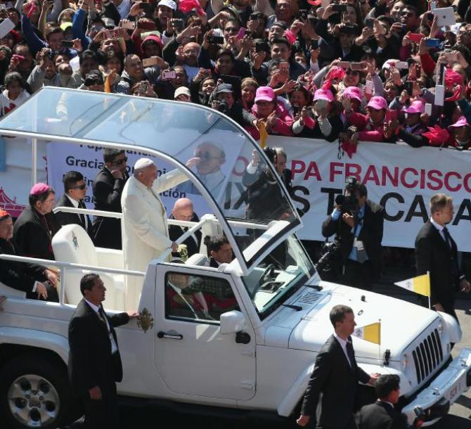 Papa Francesco tra la folla in plaza della Costitucion al termine dell'incontro con il presidente del Messico Enrique Pena Nieto, Citta' del Messico,