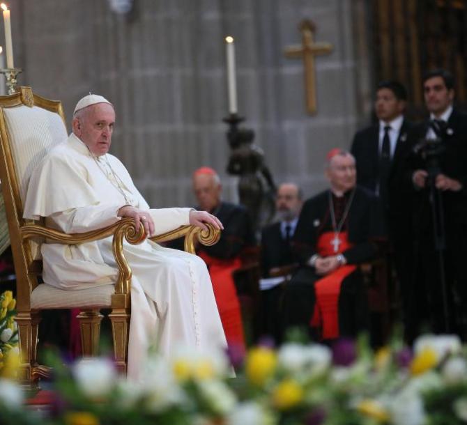 Papa Francesco durante l'incontro con i vescovi del Messico presso la Cattedrale dell'Assunzione, Citta' del Messico, 13 febbraio 2016.ANSA/ALESSAN