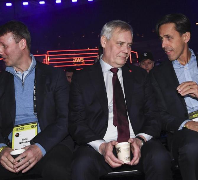 epa08013680 (L-R) Risto Siilasmaa from  Nokia, Finnish Prime Minister Antti Rinne and David Simas CEO of Obama Foundation at the The World's Leading 