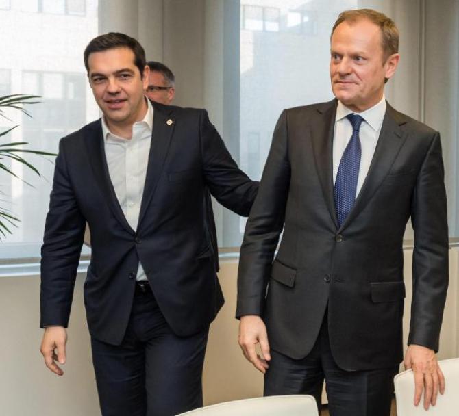 epa05216462 European Council President Donald Tusk (R) speaks with Greek Prime Minister Alexis Tsipras (L) during a meeting on the sidelines of an EU