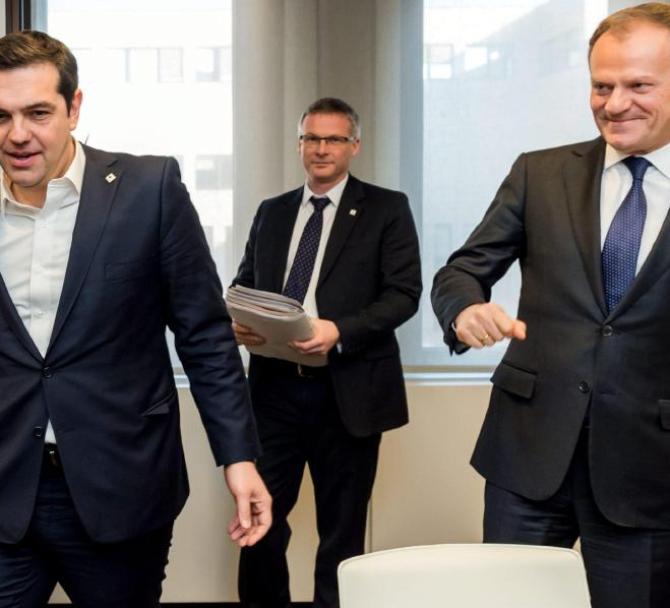 epa05216461 European Council President Donald Tusk (R) speaks with Greek Prime Minister Alexis Tsipras (L) during a meeting on the sidelines of an EU