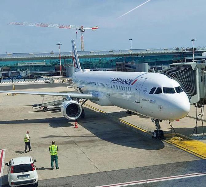 Coronavirus: Air France, dalla prossima settimana tre voli Roma-Parigi.Un aereo della compagnia francese all'aeroporto di Fiumicino, l'unico scalo,