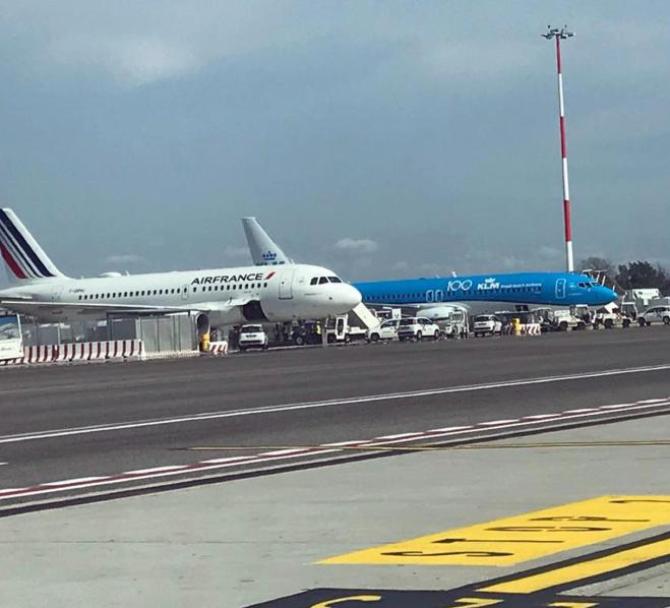 Coronavirus: Air France, dalla prossima settimana tre voli Roma-Parigi.Un aereo della compagnia francese all'aeroporto di Fiumicino, l'unico scalo,