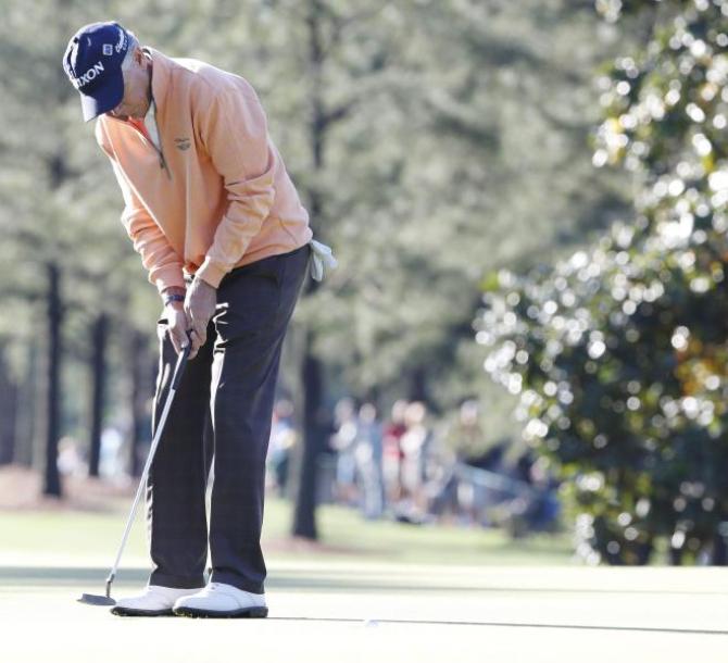epa05247826 Larry Mize US putts on the first hole duiring the first round of the 2016 Masters Tournament at the Augusta National Golf Club in Augusta