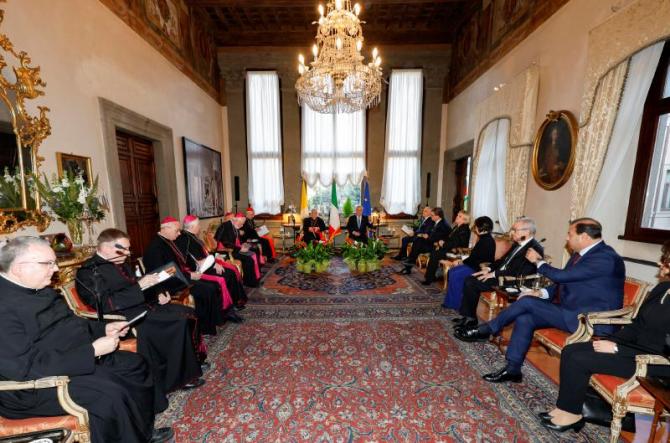 (al centro) Il vicepremier e ministro degli Esteri, Antonio Tajani (D) ed il segretario di Stato Pietro Parolin, durante il vertice Italia-Santa Sede