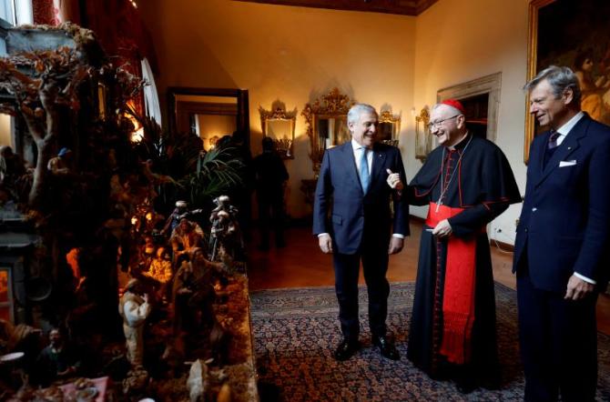 Il vicepremier e ministro degli Esteri, Antonio Tajani (S), il segretario di Stato Pietro Parolin (C) e Ambasciatore d'Italia presso la Santa Sede, F