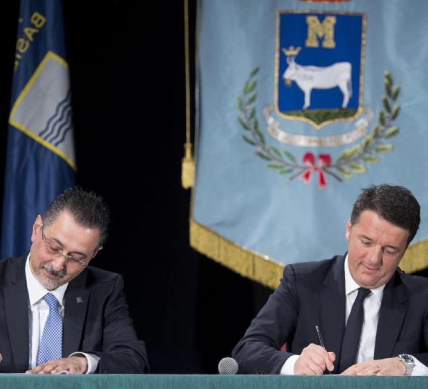 Il presidente del Consiglio, Matteo Renzi (D), durante la firma del Patto per la Basilicata, Matera, 02 maggio 2016.