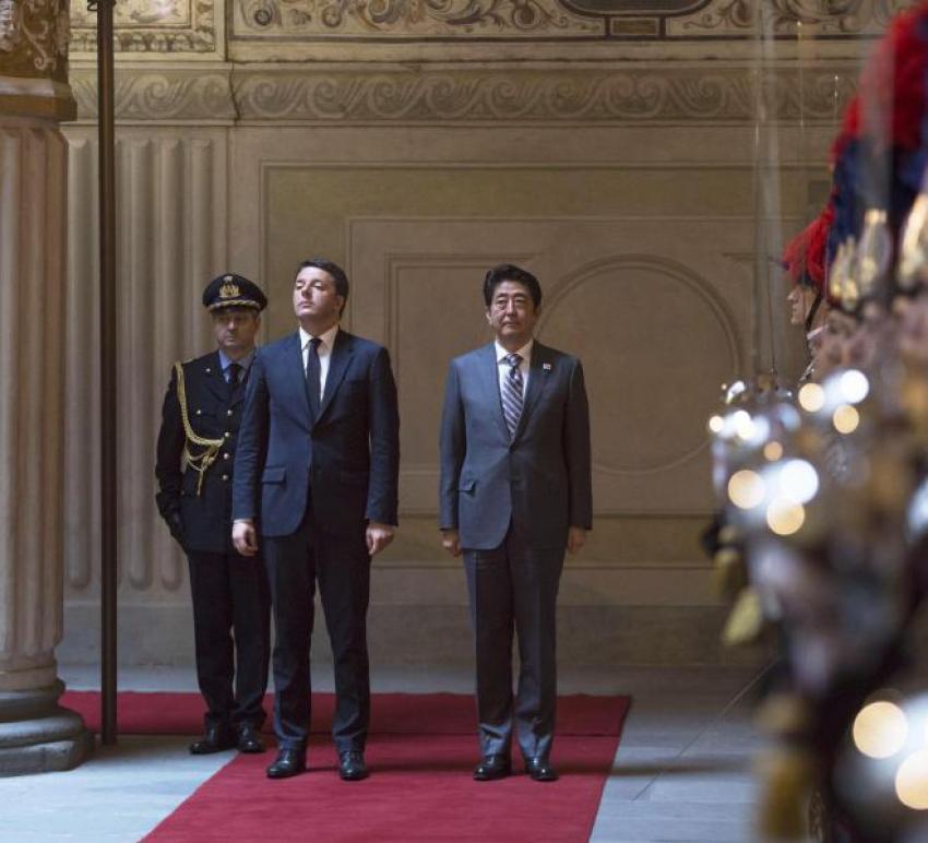 Il presidente del Consiglio, Matteo Renzi, con il presidente Giapponese, Shinzo Abe durante la sua visita a Firenze, 2 Aprile 2016. ANSA/ UFFICIO STA