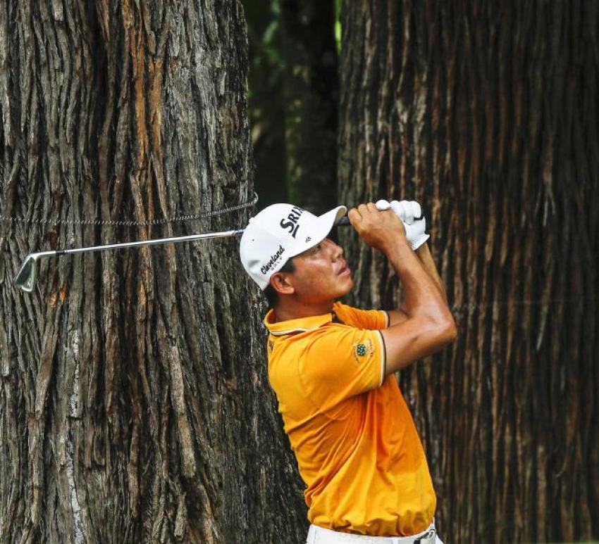 epa05167658 Wu Ashun of China watches his shot during the first day of the Maybank Championship golf tournament in Kuala Lumpur, Malaysia, 18 Februar