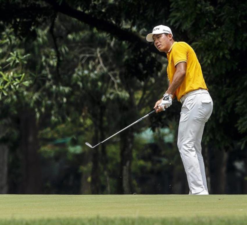 epa05167653 Wu Ashun of China plays a shot during the first day of the Maybank Championship golf tournament in Kuala Lumpur, Malaysia, 18 February 20